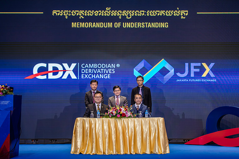 ក្រុមហ៊ុន​ C​D​X ​ចុះហត្ថលេខា​លើ​អនុស្សរណៈ​យោគ​យល់គ្នា​ជាមួយ​ក្រុមហ៊ុន​ J​F​X ​របស់​ឥណ្ឌូ​នេ​ស៊ី​ ​ប្តេជ្ញា​រួមគ្នា​អភិវឌ្ឍ​ទី​ផ្សារ​ហិរញ្ញវត្ថុ​កម្ពុជា​