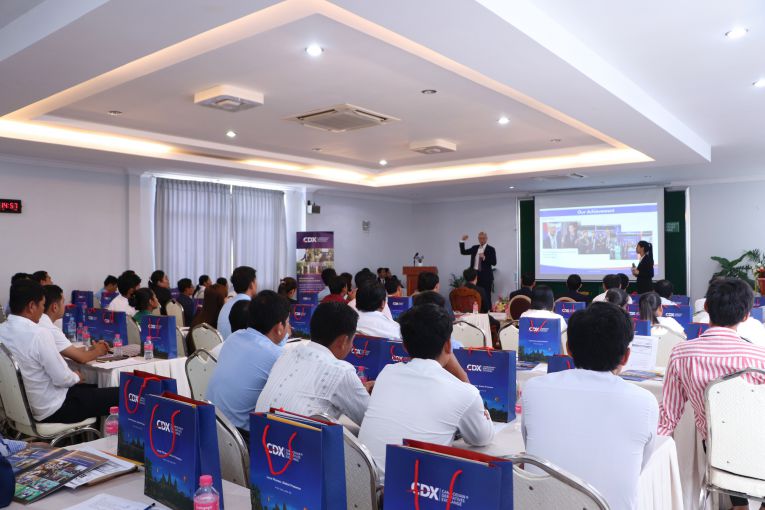 ​សិក្ខាសាលា​ទាក់ទង​នឹង​ការ​វិនិយោគ​របស់​ ​ក្រុមហ៊ុន​ ខេ​ម​បូ​ឌា​ន​ ដេ​រី​វ៉េ​ទីវ​ អ៊ិ​ច​ឆេង​ ​និង​គណៈកម្មការ​មូលបត្រ​កម្ពុជា​ ​ទាក់ទាញ​ការចូលរួម​ពី​វិនិយោគិន​ជាង​១​០​០​នាក់​ក្នុង​ខេត្ត​តាកែវ​​