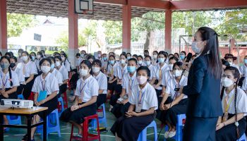 ក្រុមហ៊ុន ខេមបូឌាន ដេរីវ៉េទីវ អ៊ិចឆេង ចែក​រំលែក​បទពិសោធន៍​ក្នុង​ការអភិវឌ្ឍអាជីព​ការងារ ដល់​សិស្សសាលា ហេបភីច័ន្ទតារា