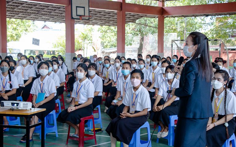 ក្រុមហ៊ុន ខេមបូឌាន ដេរីវ៉េទីវ អ៊ិចឆេង ចែក​រំលែក​បទពិសោធន៍​ក្នុង​ការអភិវឌ្ឍអាជីព​ការងារ ដល់​សិស្សសាលា ហេបភីច័ន្ទតារា