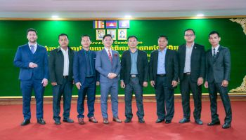 ក្រុមហ៊ុន ខេមបូឌាន ដេរីវ៉េទីវ អ៊ិចឆេង សហការរៀបចំសិក្ខាសាលាស្តីពី «សារៈសំខាន់នៃការយល់ដឹងអំពីការវិនិយោគហិរញ្ញវត្ថុ» នៅសាកលវិទ្យាល័យធនធានមនុស្ស